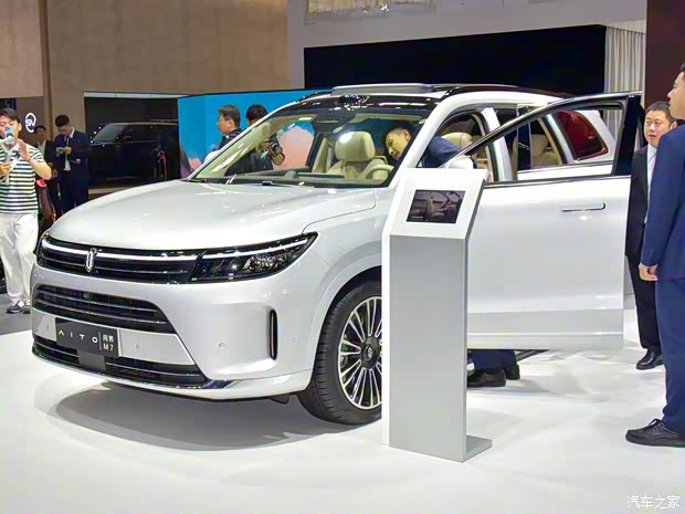 看中大型SUV销冠的实力 车展实拍问界M7(图2)