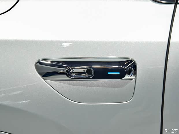 看中大型SUV销冠的实力 车展实拍问界M7(图8)