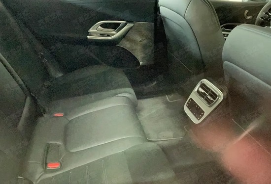 预计年内发布 奔驰GLC EV内饰谍照曝光(图2)