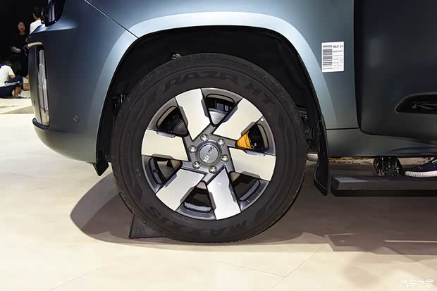 综合油耗1.3L 车展体验北京BJ60雷霆(图10)