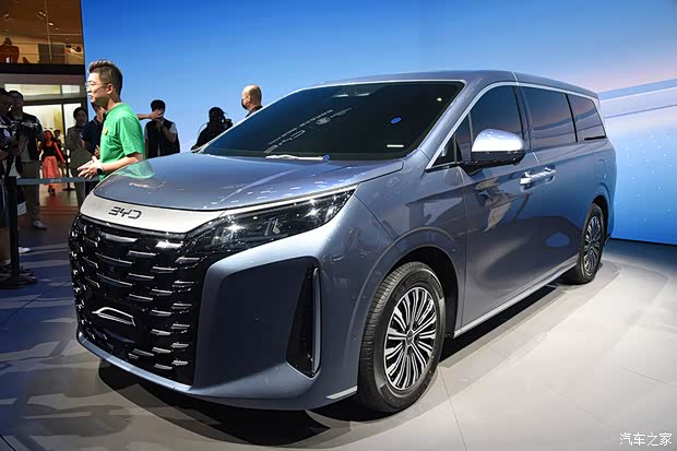 品牌首款中大型MPV 车展实拍比亚迪夏(图2)