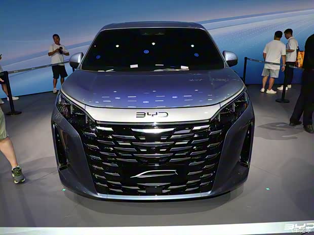 品牌首款中大型MPV 车展实拍比亚迪夏(图3)