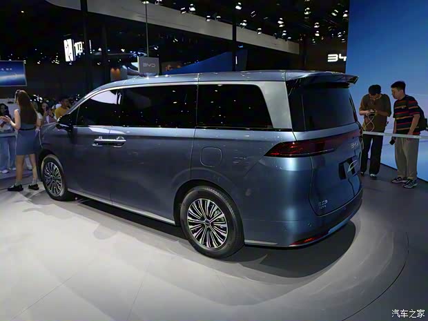 品牌首款中大型MPV 车展实拍比亚迪夏(图11)