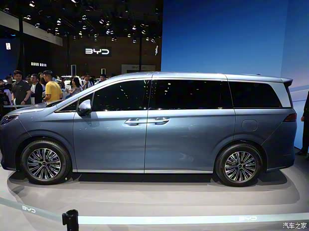 品牌首款中大型MPV 车展实拍比亚迪夏(图7)