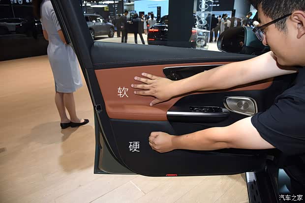 插电混动/可油可电 实拍奔驰GLC 350e L(图19)