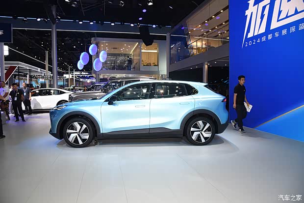 2880mm轴距带来的大空间 体验深蓝S05(图5)