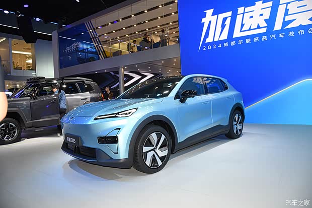 2880mm轴距带来的大空间 体验深蓝S05(图2)