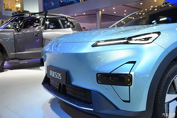 2880mm轴距带来的大空间 体验深蓝S05(图4)