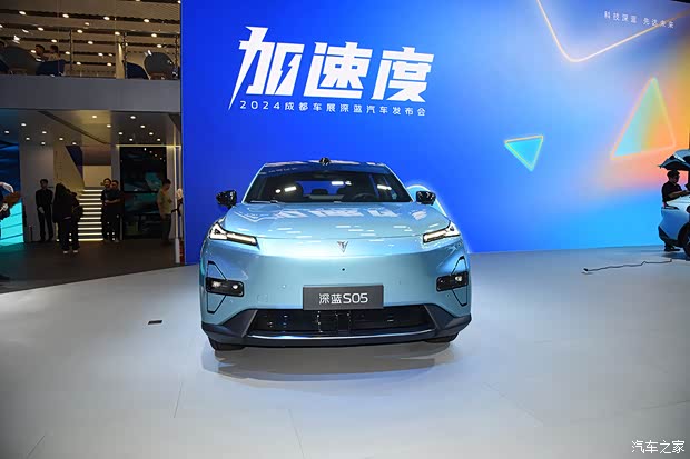 2880mm轴距带来的大空间 体验深蓝S05(图3)