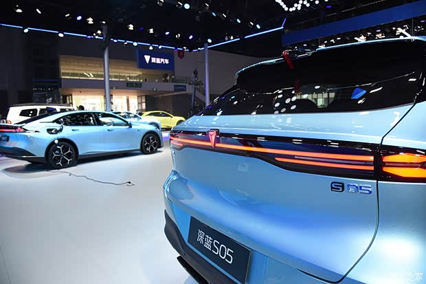 2880mm轴距带来的大空间 体验深蓝S05(图10)