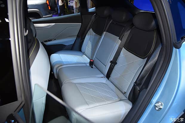 2880mm轴距带来的大空间 体验深蓝S05(图24)