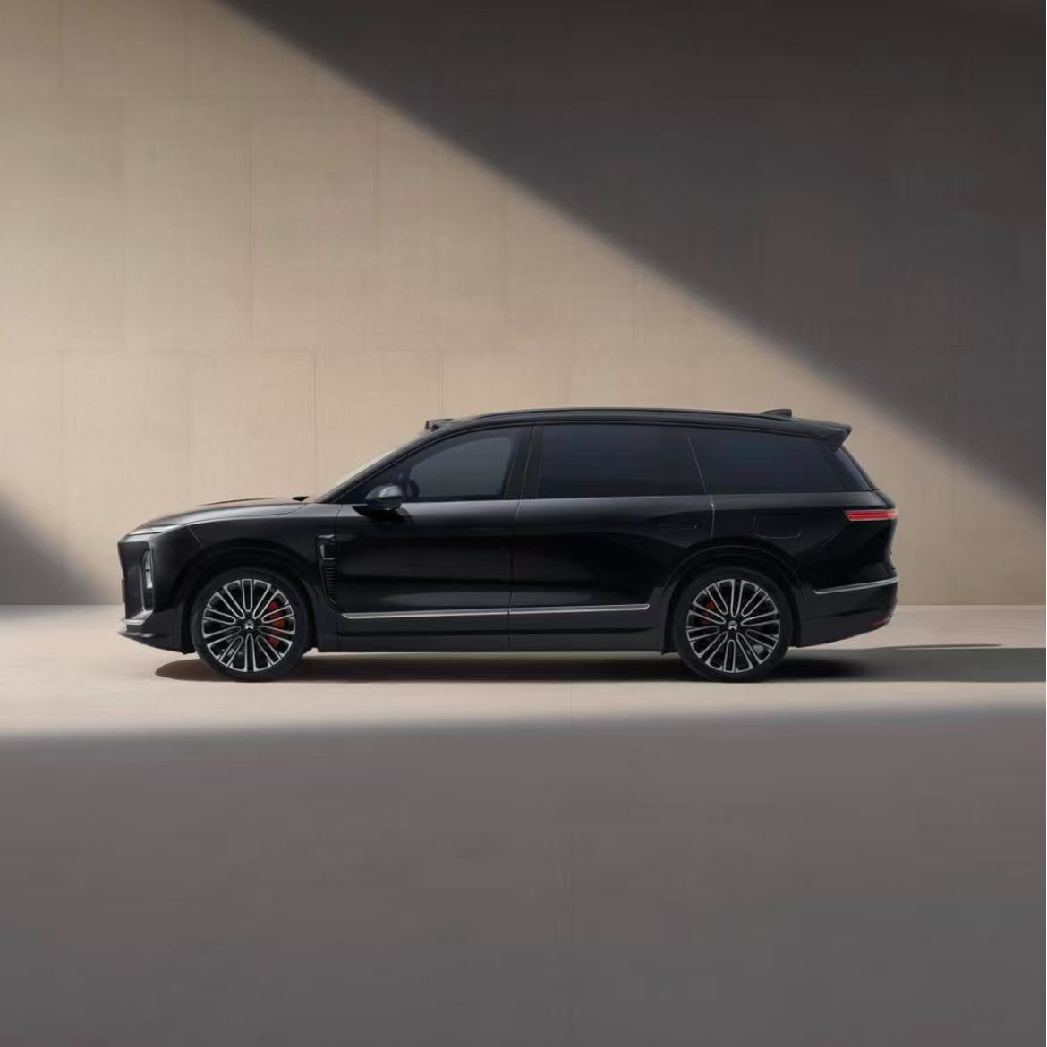 由于芯片供应短缺，蔚来全新ES8调整后排娱乐功能 - 领驭达新车资讯站