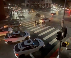 大停电后自动驾驶现出原形？Waymo趴窝，马斯克贴脸嘲讽 - 领驭达新车资讯站