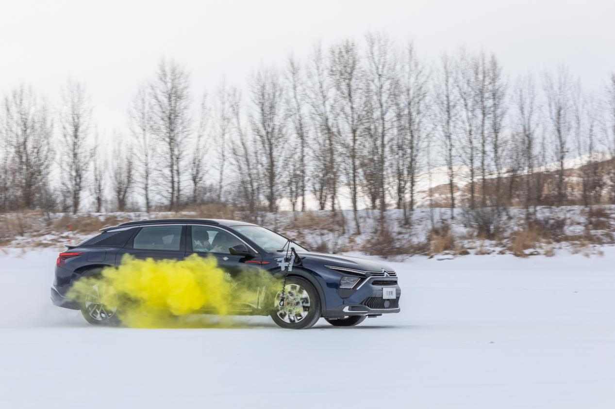 凡尔赛C5 X与508L斩获2025极寒驾控安全验证证书(图2)