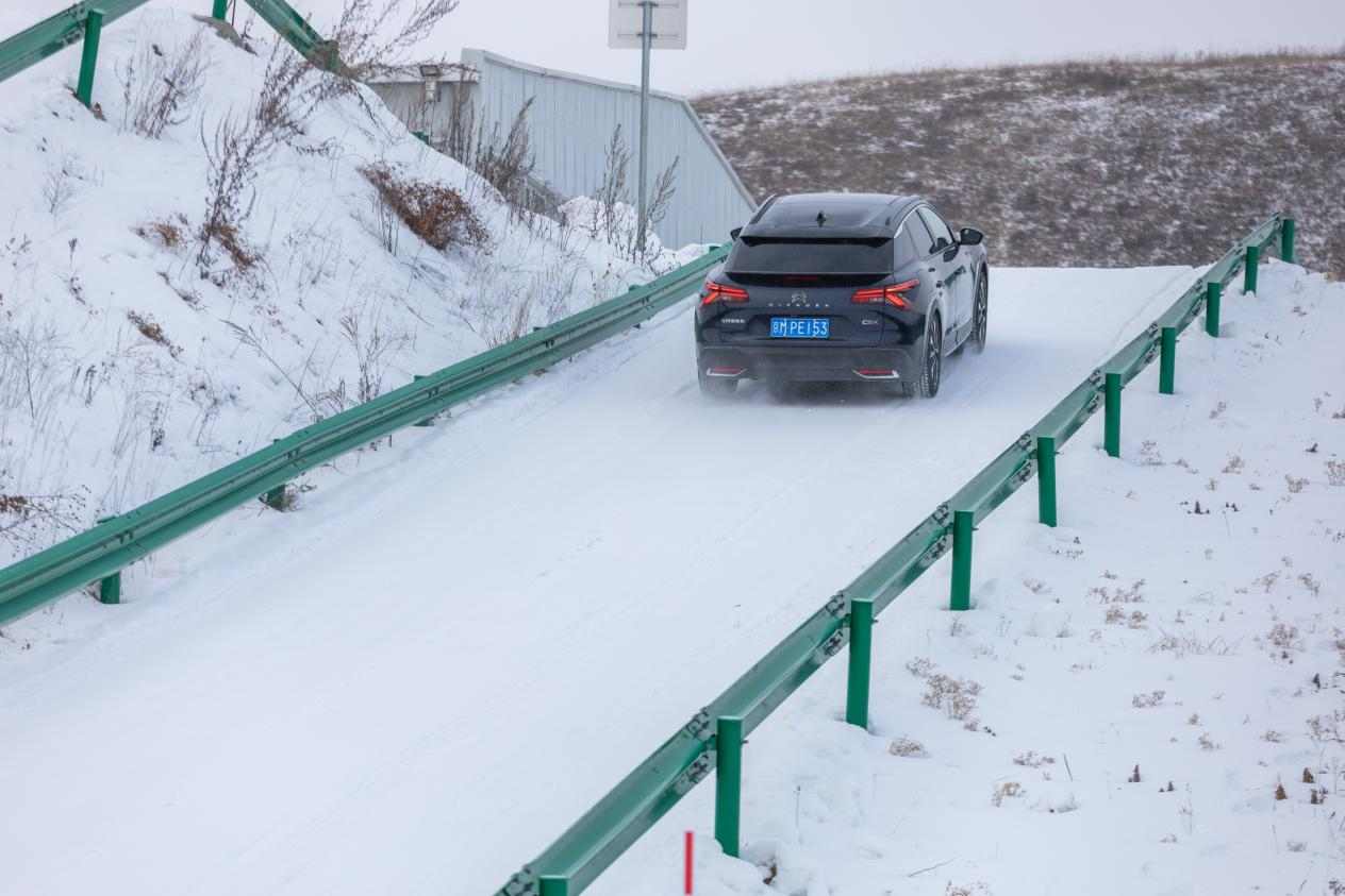 凡尔赛C5 X与508L斩获2025极寒驾控安全验证证书(图3)