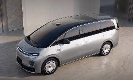 零跑首款旗舰MPV亮相，以双动力与全栈千伏技术进军高端市场(图1)