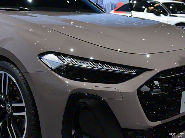 这就是A4L的正统换代!车展实拍一汽奥迪A5L(图5) 这就是A4L的正统换代!车展实拍一汽奥迪A5L(图5)