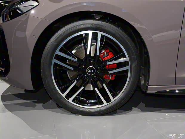 这就是A4L的正统换代!车展实拍一汽奥迪A5L(图8) 这就是A4L的正统换代!车展实拍一汽奥迪A5L(图8)