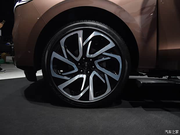 全尺寸SUV的气场有多足?来看看全新一代林肯领航员够不够威风(图6) 全尺寸SUV的气场有多足?来看看全新一代林肯领航员够不够威风(图6)