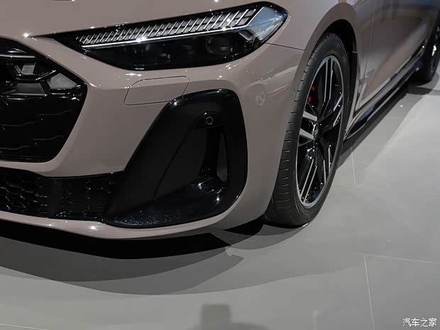 这就是A4L的正统换代!车展实拍一汽奥迪A5L(图6) 这就是A4L的正统换代!车展实拍一汽奥迪A5L(图6)