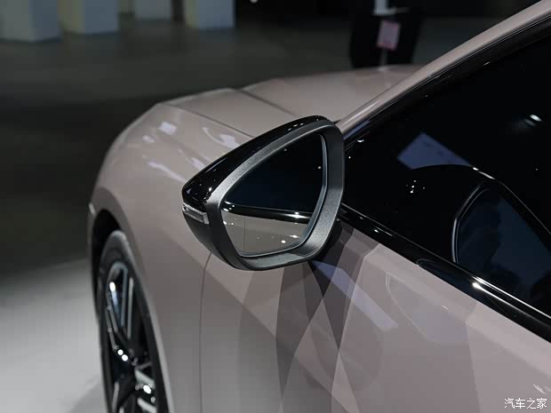 这就是A4L的正统换代!车展实拍一汽奥迪A5L(图9) 这就是A4L的正统换代!车展实拍一汽奥迪A5L(图9)