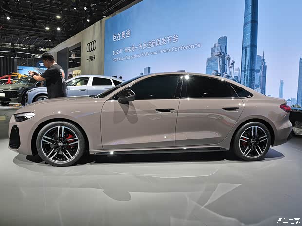 这就是A4L的正统换代!车展实拍一汽奥迪A5L(图7) 这就是A4L的正统换代!车展实拍一汽奥迪A5L(图7)