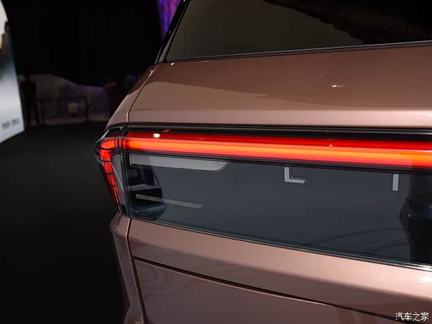 全尺寸SUV的气场有多足?来看看全新一代林肯领航员够不够威风(图8) 全尺寸SUV的气场有多足?来看看全新一代林肯领航员够不够威风(图8)