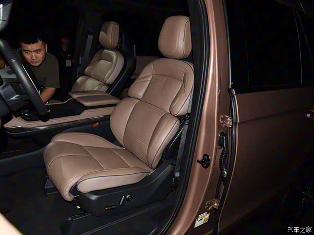 全尺寸SUV的气场有多足?来看看全新一代林肯领航员够不够威风(图12) 全尺寸SUV的气场有多足?来看看全新一代林肯领航员够不够威风(图12)