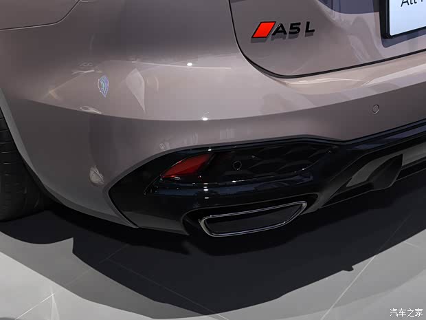 这就是A4L的正统换代!车展实拍一汽奥迪A5L(图11) 这就是A4L的正统换代!车展实拍一汽奥迪A5L(图11)