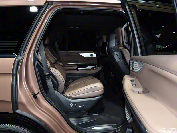 全尺寸SUV的气场有多足?来看看全新一代林肯领航员够不够威风(图13) 全尺寸SUV的气场有多足?来看看全新一代林肯领航员够不够威风(图13)