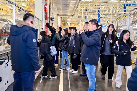 打破传统格局！岚图泰山5000辆交付为华系豪华SUV立起新旗帜(图2)