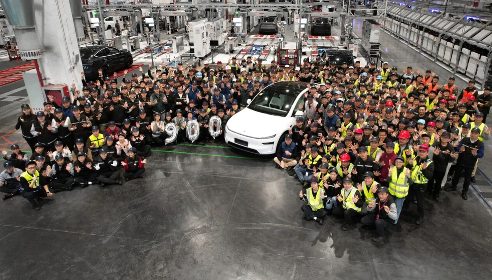 特斯拉全球第900万辆电动车在上海工厂下线！(图1)