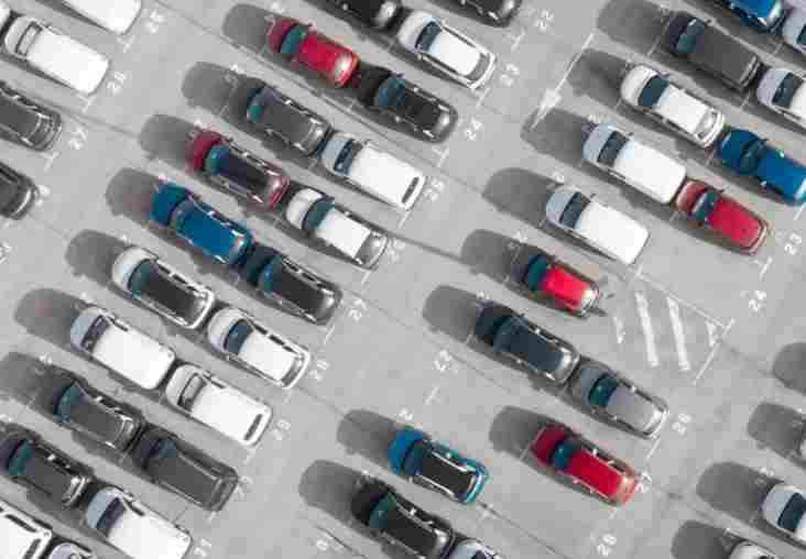 2025年印尼车市：新车销量同比下降7.2%，混合动力车型销量稳步增长(图1)