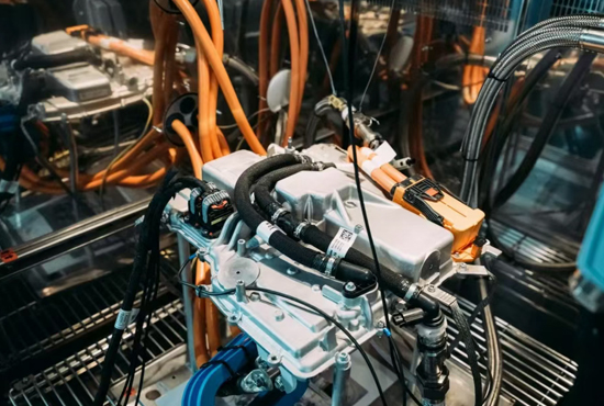 马力破千匹 宝马纯电M3官方谍照发布(图3)